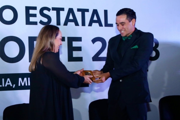 El titular de CECUFID y Grisel Tello entregan Premio Estatal del Deporte a Alfonso Aguilar Contreras